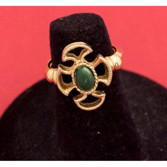 Medieval Vintage Emerald Green Ring By Avon Size 5 F11 - Picture 1 of 3